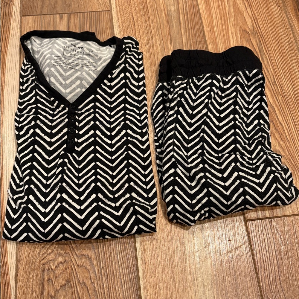 Little Sleepies Women’s XS pajama top and jogger set in monochrome chevron